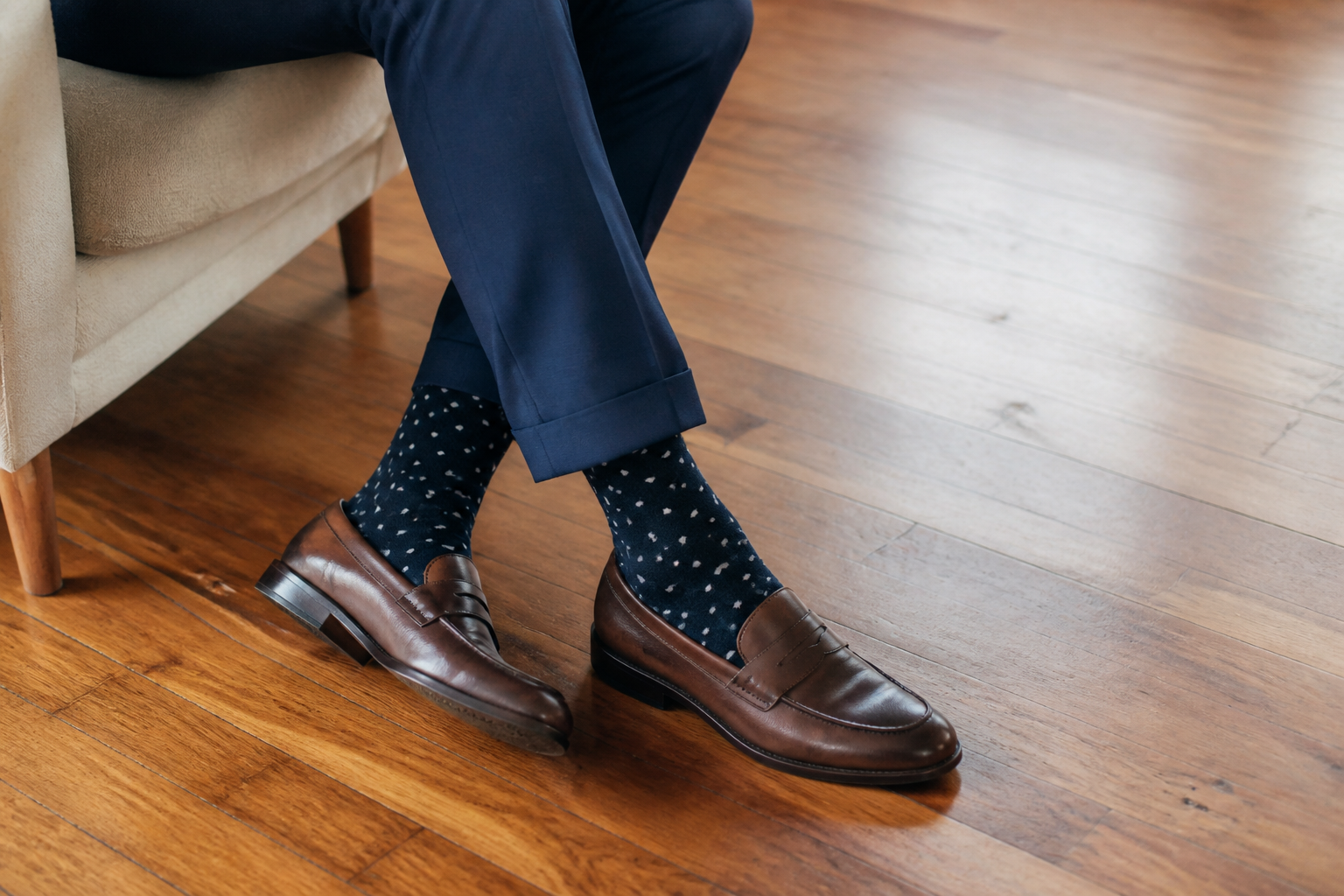 Calcetines azul marino con pequeños lunares blancos combinados con mocasines marrones